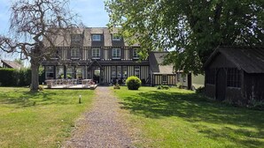 A large two-story building with a covered patio area in front. - LOGIS AUBERGE DES AULNETTES (Houlgate)