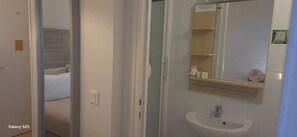 Habitación clásica doble, vistas al jardín | Baño