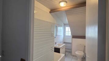 Quarto quádruplo família, várias camas, para não fumantes, vista para o jardim | Banheiro