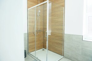Shower, hair dryer, towels, soap - 5 bedroom house with parking. Very close to Anfield - Casa Arkles (Liverpool)