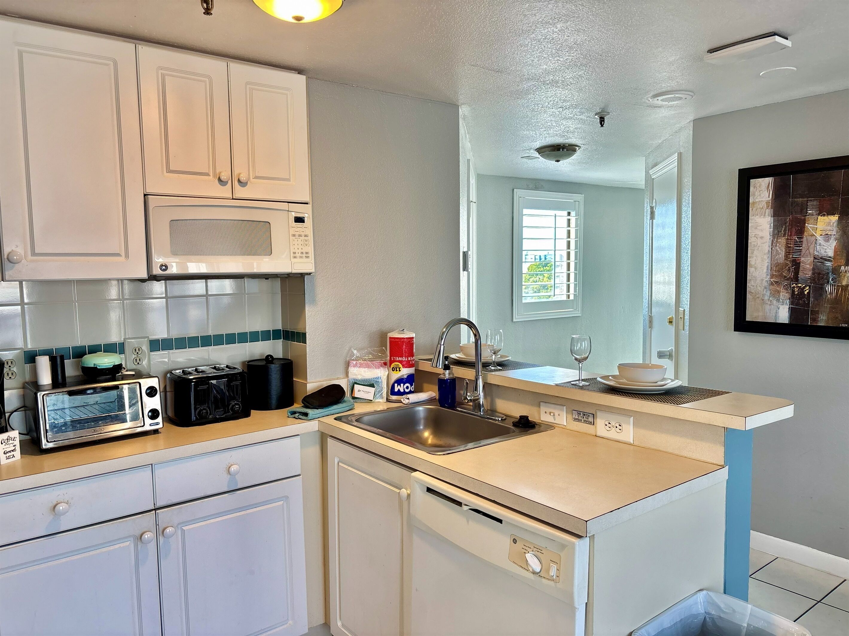 Een koelkast, een magnetron, een kookplaat, een vaatwasser