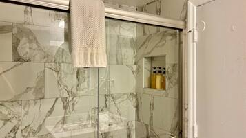 Ducha, secador de pelo, toallas