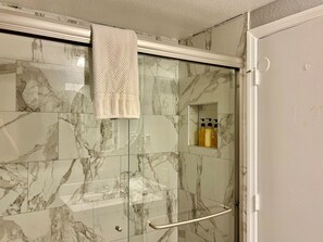 Suihku, hiustenkuivaaja, pyyhkeet