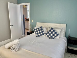 Een strijkplank/strijkijzer, reisbedje, gratis wifi, beddengoed