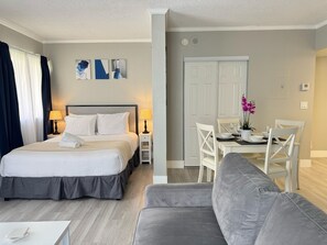 1 slaapkamer, een strijkplank/strijkijzer, reisbedje, gratis wifi