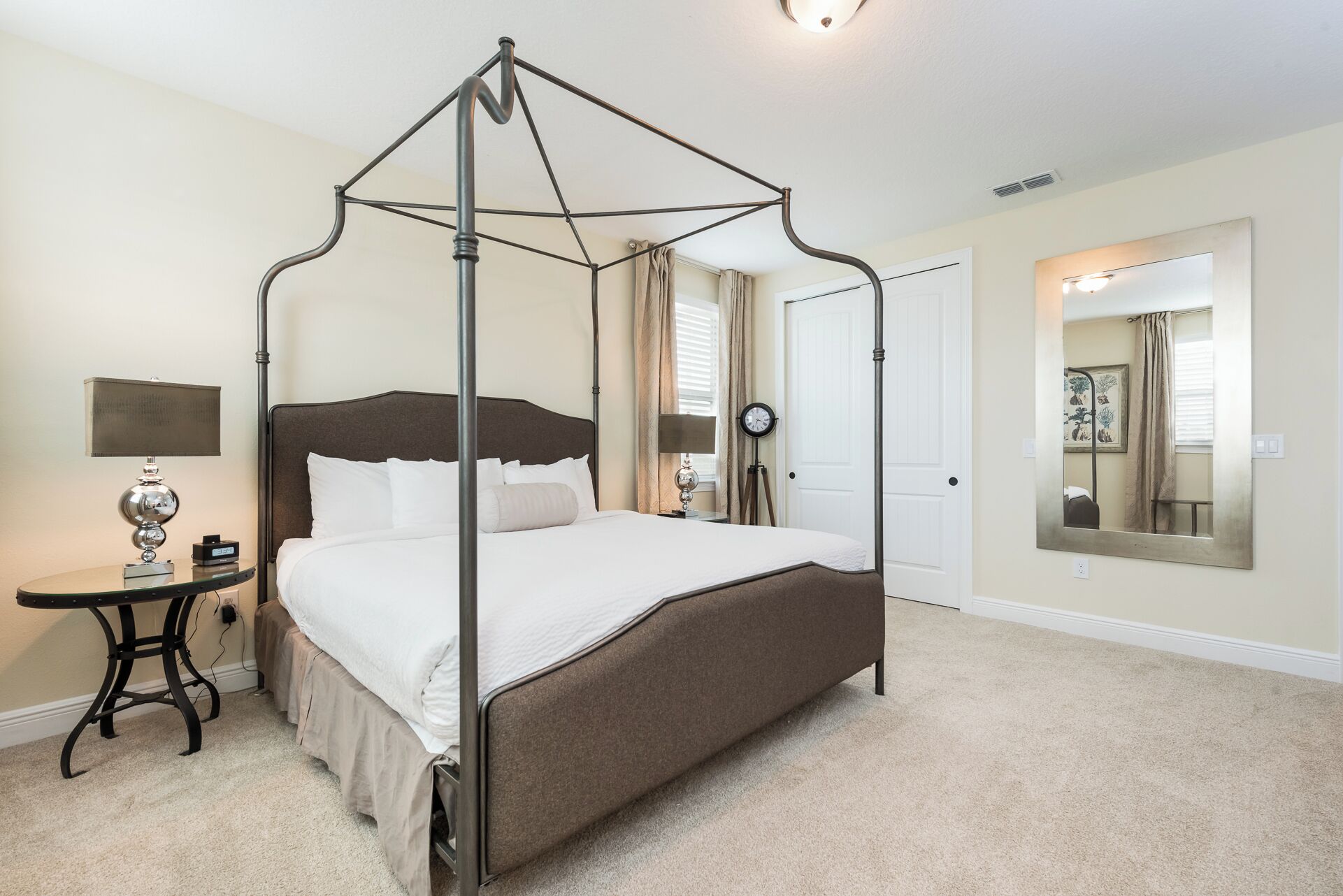 Bureau, fer et planche à repasser, lit parapluie, Wi-Fi gratuit