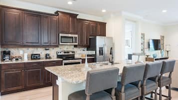 Geladeira, micro-ondas, fogão, cooktop