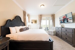 6 室のベッドルーム、デスク、アイロン / アイロン台、旅行用ベビーベッド