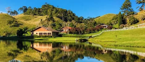Linda Casa em Estilo Germânico em Rancho Queimado - SC | Vista al lago