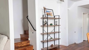Eine Treppe mit Holzdielen und einem schwarzen Metallgeländer.