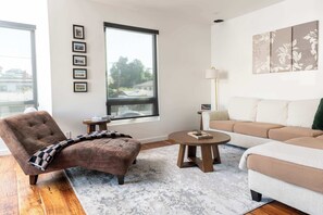 Televisión, chimenea y oficina 