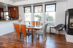 Dining - Chic SD Basecamp - Walk to Downtown (San Diego)