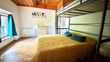 2 slaapkamers, reisbedje