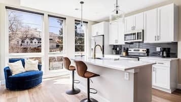 KylskÄp, mikrovÄgsugn, ugn och spishÀll