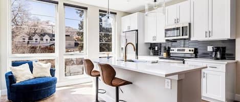 Réfrigérateur, micro-ondes, four, plaque de cuisson