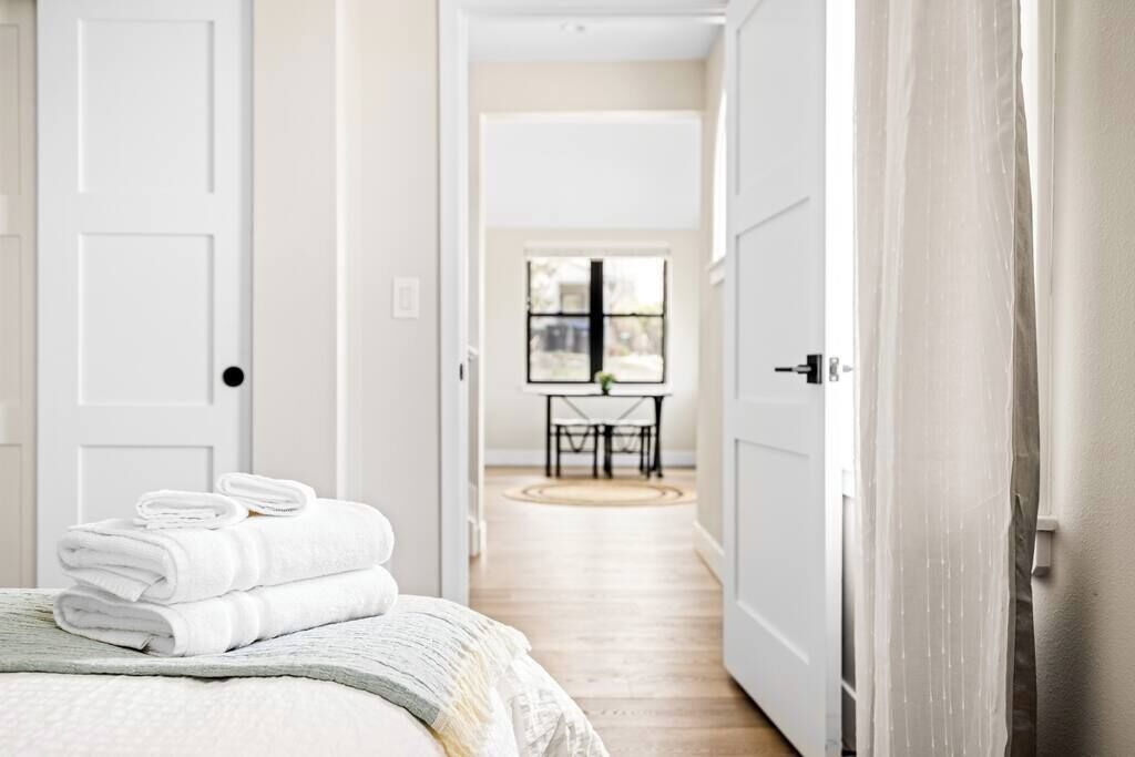 Strykjärn/strykbräda, resesäng, wi-fi och sängkläder