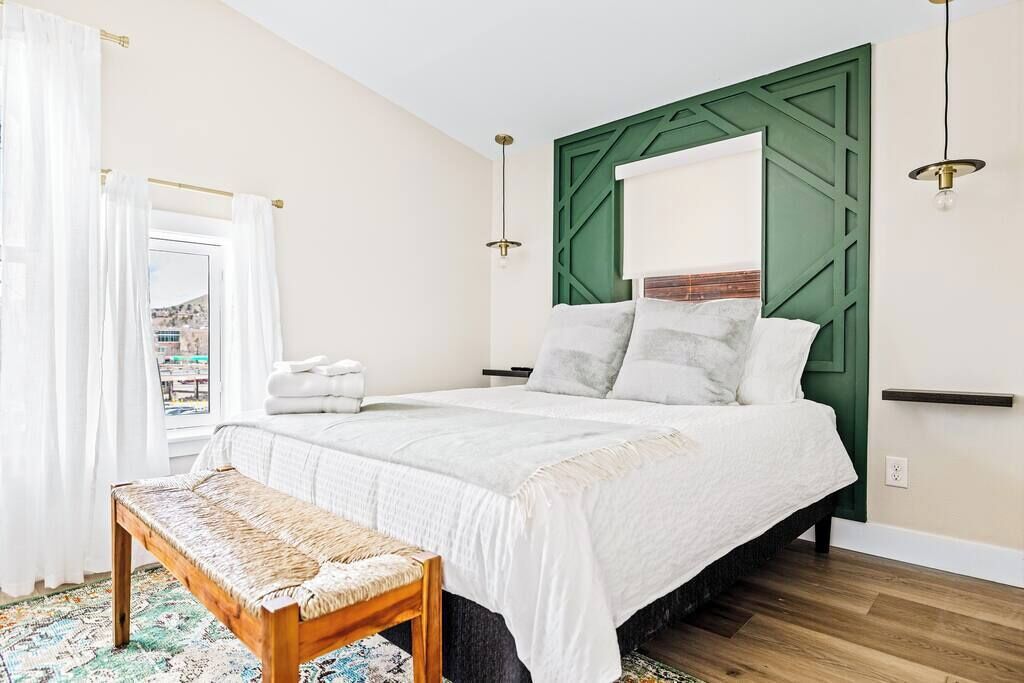 Een strijkplank/strijkijzer, reisbedje, wifi, beddengoed