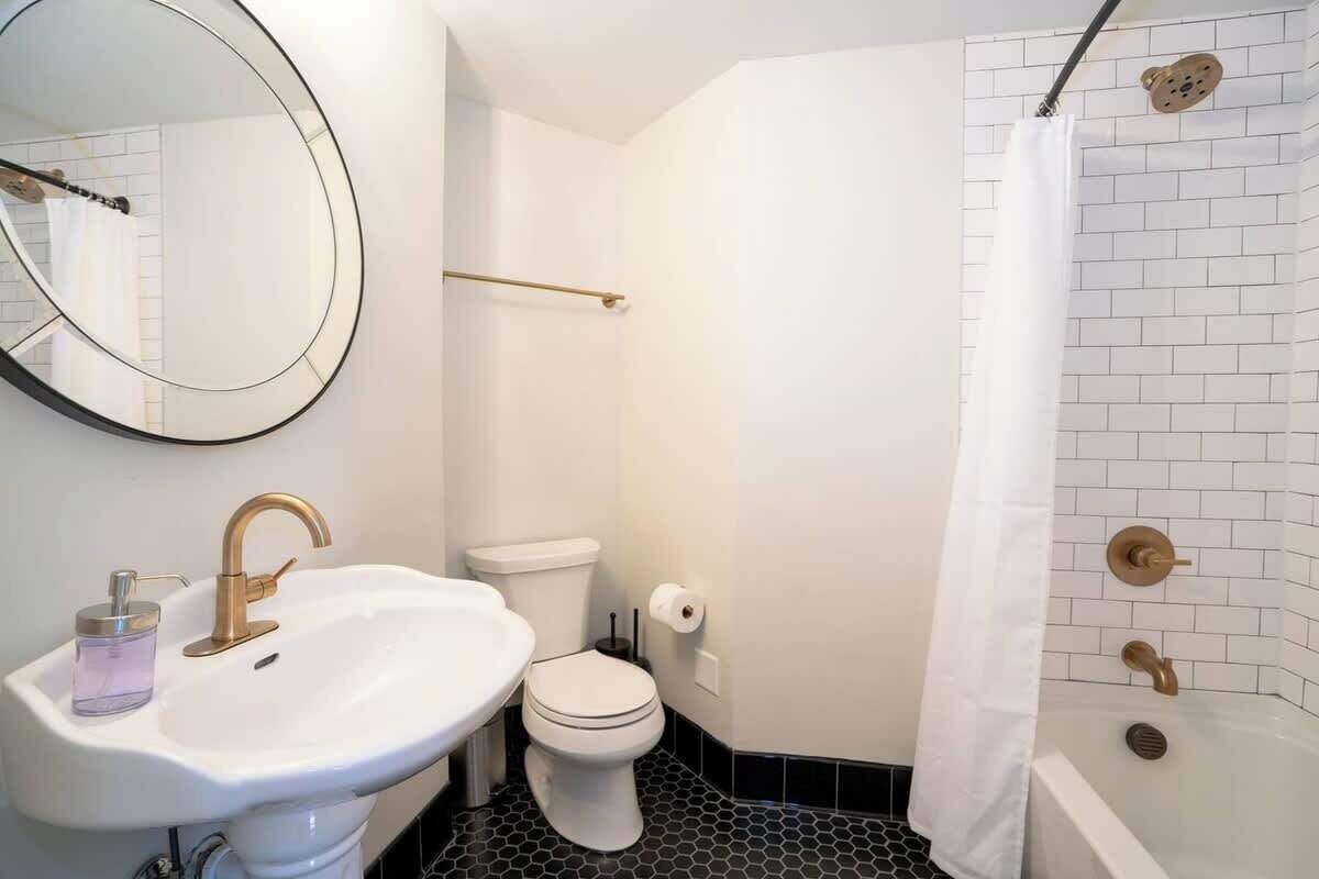 Ein Badezimmer mit Waschbecken, Toilette und Badewanne.