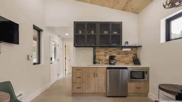 Micro-ondas, cafeteira/chaleira, torradeira