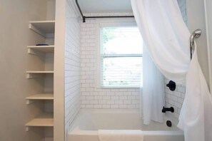 Een douche, een haardroger, handdoeken, shampoo