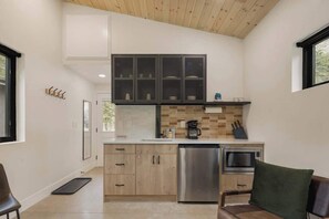 Mikrovågsugn, kaffe- och tebryggare, brödrost och grytor/köksredskap