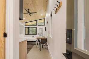 熨斗/熨衫板、Wi-Fi、床單