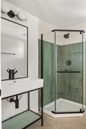 Douche, séchoir à cheveux, serviettes fournies, shampooing