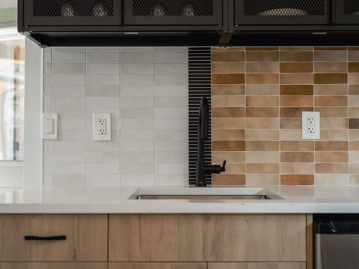 Mikrovågsugn, kaffe- och tebryggare, brödrost och grytor/köksredskap