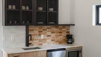 Microondas, cafetera o tetera, tostadora y utensilios de cocina