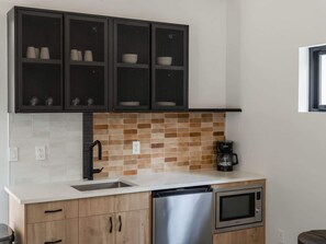 Mikrovågsugn, kaffe- och tebryggare, brödrost och grytor/köksredskap