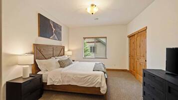 3 bedrooms, desk, iron/ironing board, WiFi