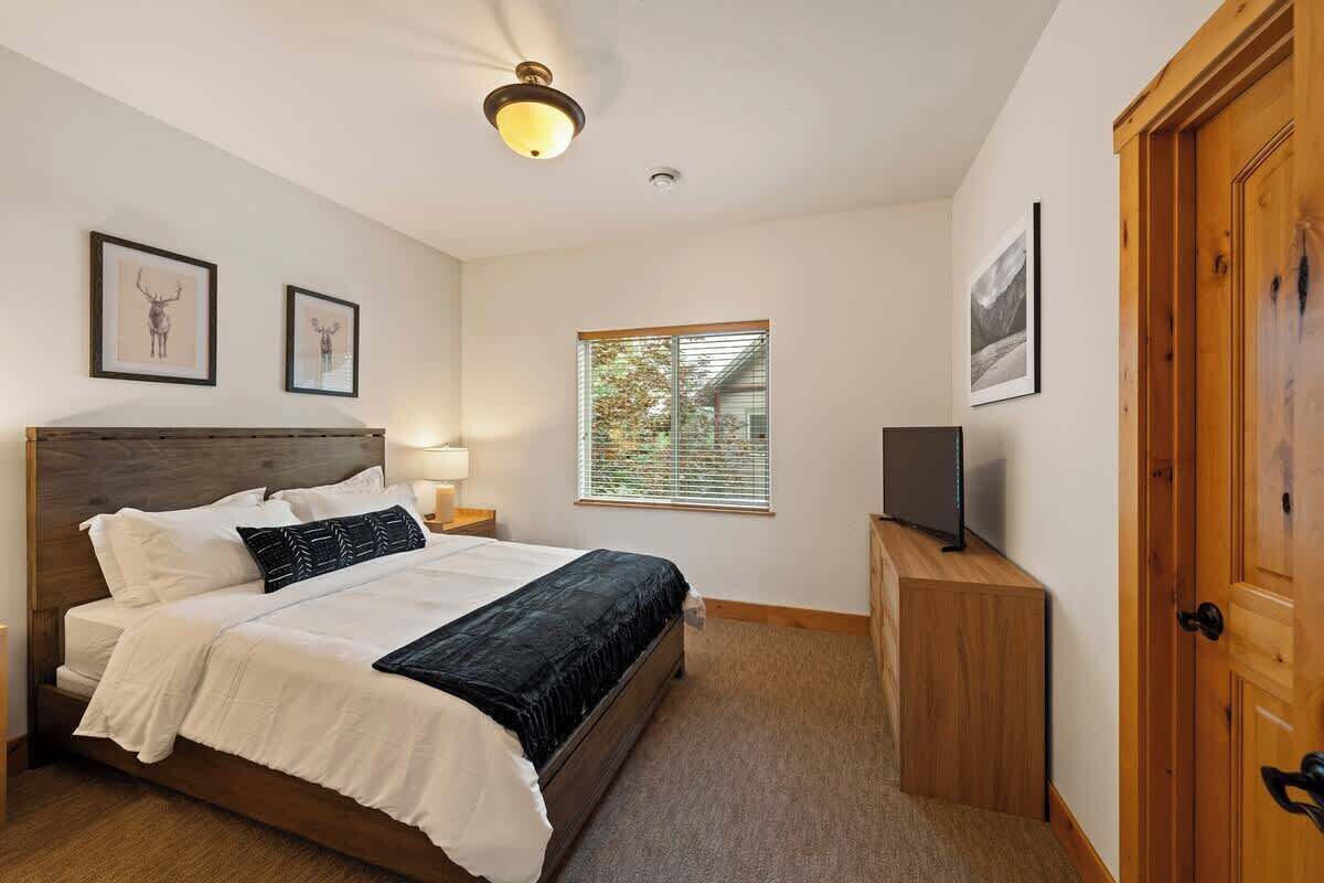 3 bedrooms, desk, iron/ironing board, WiFi