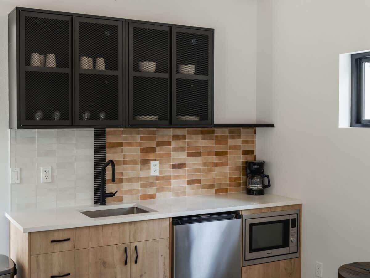 Mikrovågsugn, kaffe- och tebryggare, brödrost och grytor/köksredskap