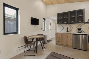 Micro-ondas, cafeteira/chaleira, torradeira