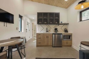 Mikrovågsugn, kaffe- och tebryggare, brödrost och grytor/köksredskap