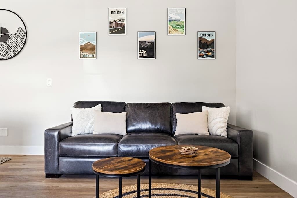 Een televisie en een open haard