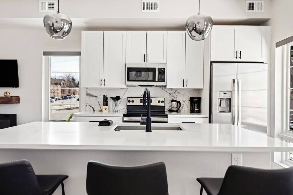 Réfrigérateur, micro-ondes, four, plaque de cuisson