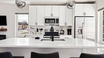 Réfrigérateur, micro-ondes, four, plaque de cuisson