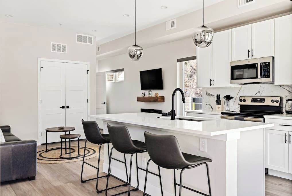 Kjøleskap, mikrobølgeovn, ovn og kokeplater