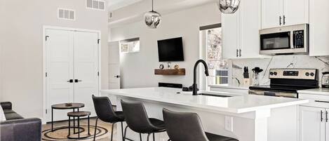 Réfrigérateur, micro-ondes, four, plaque de cuisson