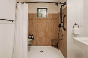 Douche, séchoir à cheveux, serviettes fournies, shampooing