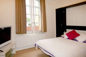 Iron/ironing board, WiFi, bed sheets - Magical Chelsea ! Chic and cosy Kings Road Apartment perfect for a London stay. (London)