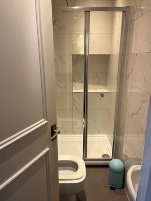 Shower, hair dryer, towels, soap - Magical Chelsea ! Chic and cosy Kings Road Apartment  perfect for a London stay. (London)