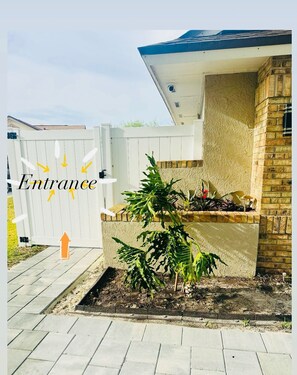 Exterior detail - Independent private space. Perfect location! (Orlando)