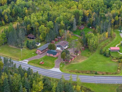 Cozy 2-bedroom bungalow on the beautiful north shore of Lake Superior, with AC