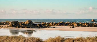 villa d'exception avec piscine intérieure.
plage à 300m 14 personnes.