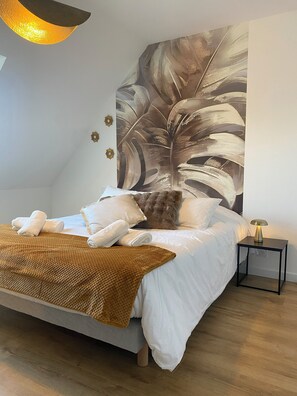 5 chambres, bureau, fer et planche à repasser, lit de bébé portatif