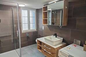 Hair dryer, soap - Welcome to our spacious apartment in the Bernese Oberland (Frutigen)