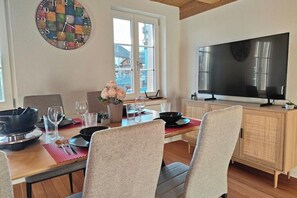 Dining - Welcome to our spacious apartment in the Bernese Oberland (Frutigen)
