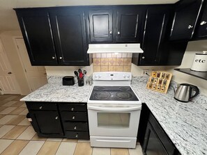 Microwave, oven, stovetop, dishwasher - Alaska Tucked Inn-The Nest ; 
Gorgeous apartment in the outskirts of Fairbanks (Fairbanks)